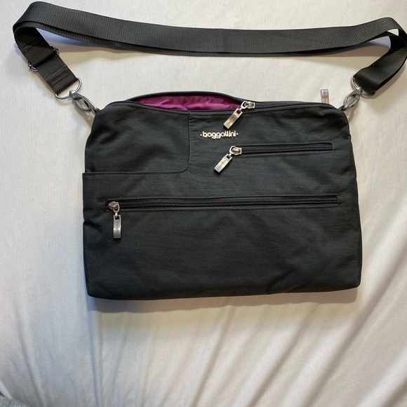 Baggallini Brand Gray Crossbody Bag. Several Pockets and Coinpurse inside.